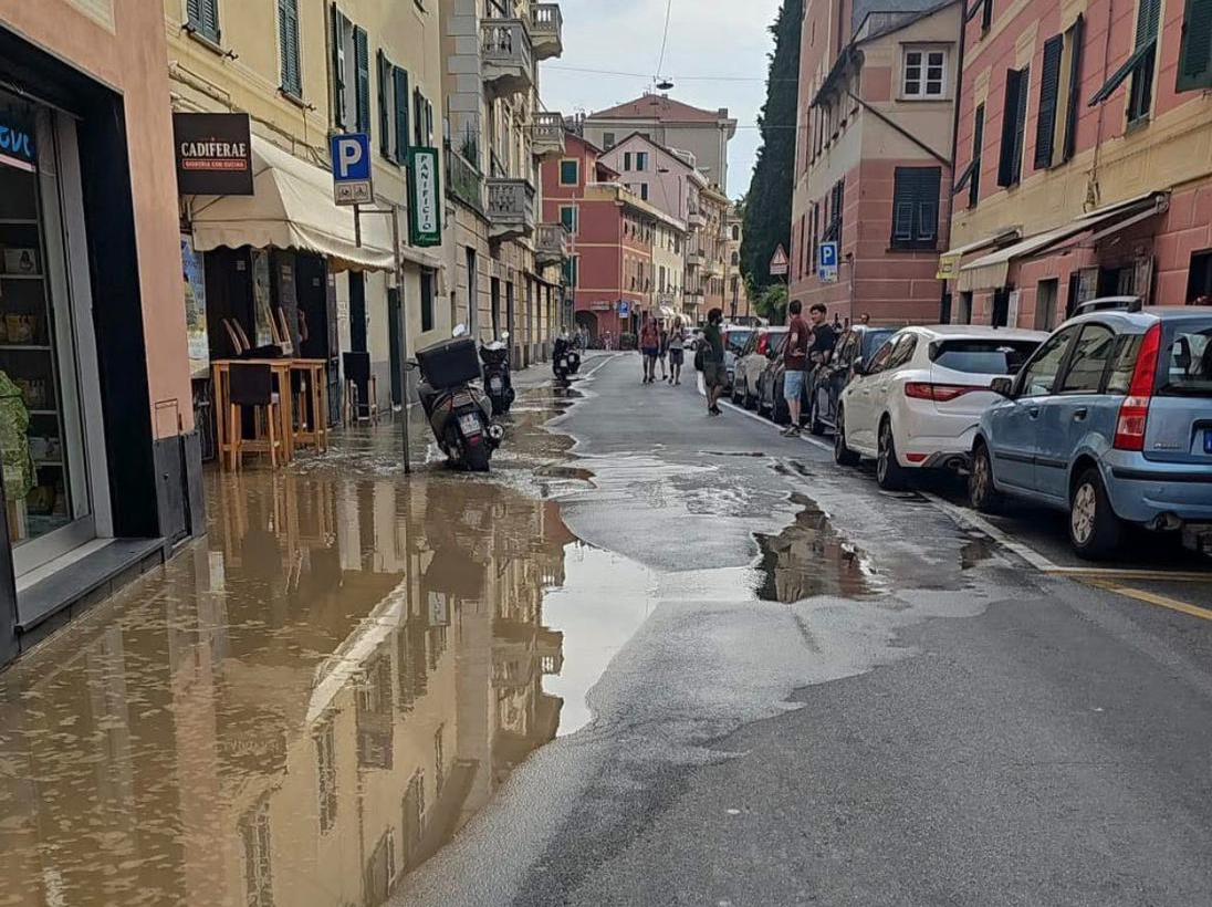 Sestri Levante, grossa perdita in via Nazionale: strada chiusa Perdita Sestri Levante