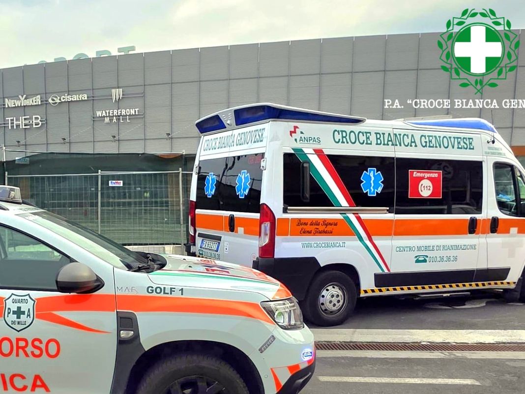 Genova, Alpino cade da un muretto al Waterfront, grave in ospedale ambulanza waterfront