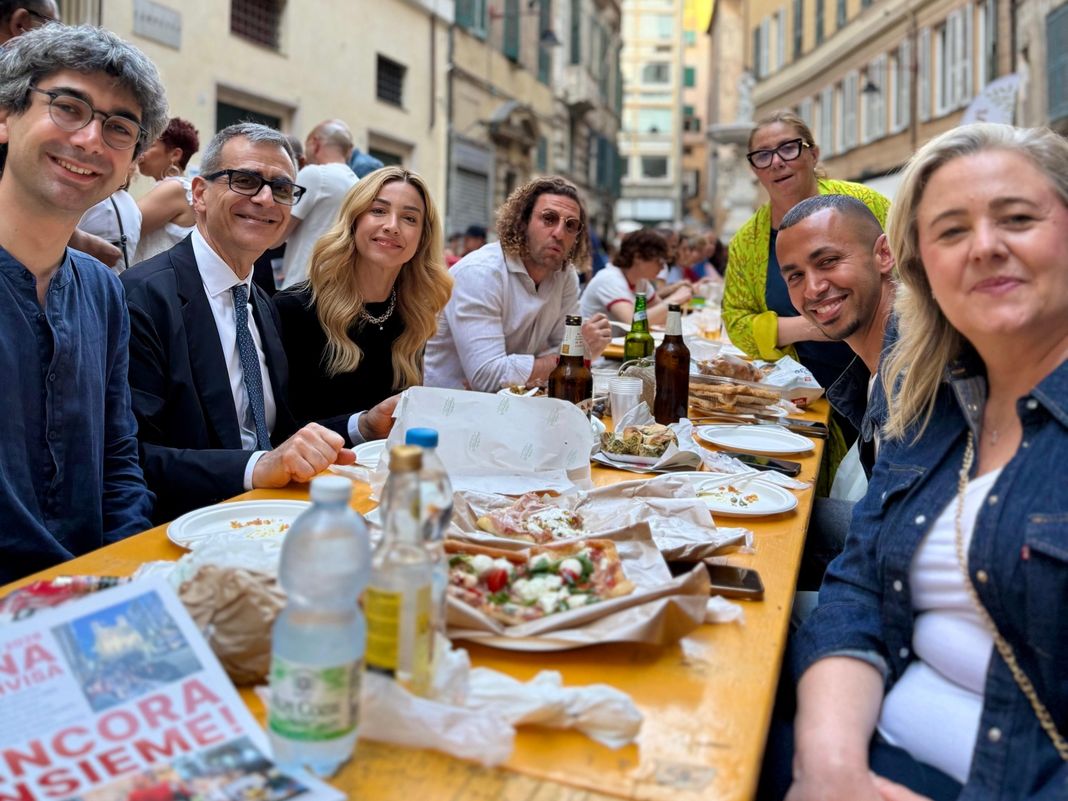 Genova, anche la sindaca Salis alla Cena Condivisa nel centro storico cena condivisa genova silvia salis