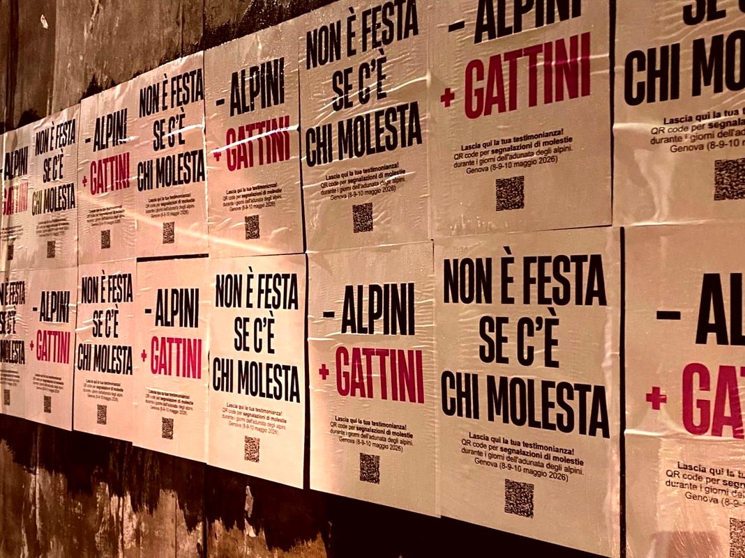 Alpini a Genova, Non una di meno invita a segnalare le molestie alpini adunata genova manifesto molestie