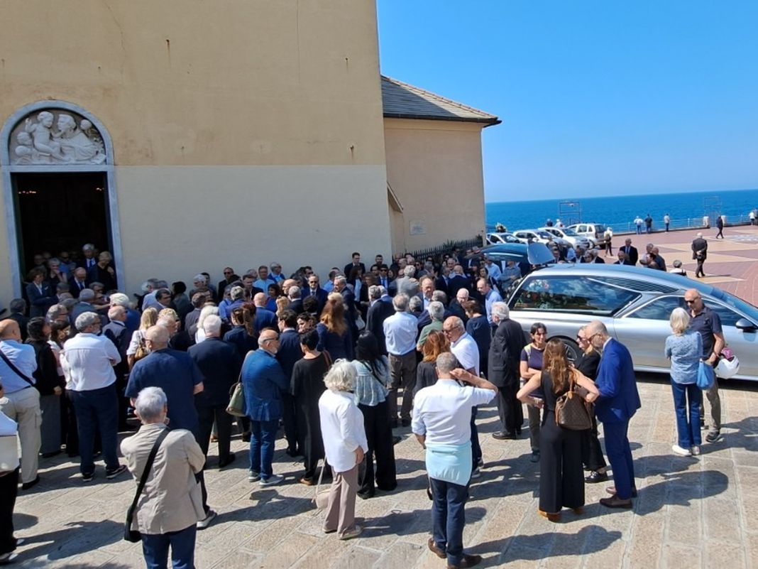 Boccadasse, folla commossa per il funerale di Waldemaro Flick asef funerale waldemaro flick