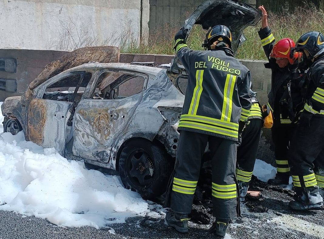 auto in fiamme a12 3 maggio 2026
