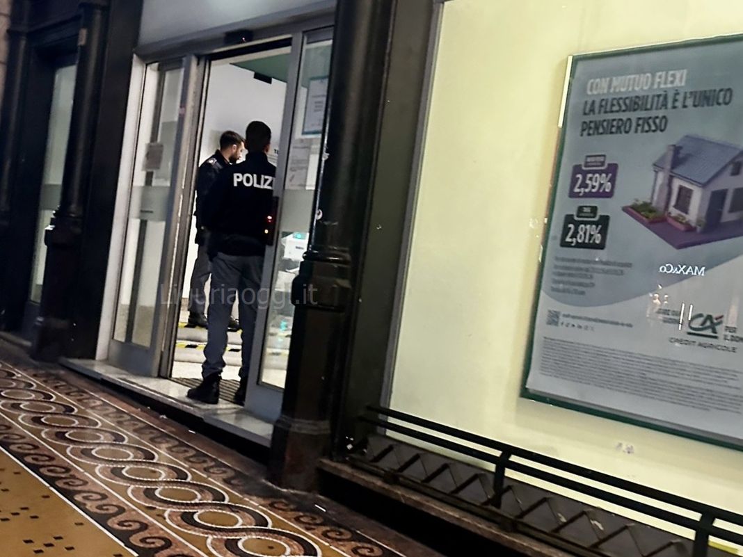 Genova, distrugge un bancomat e si siede al bar per un caffé