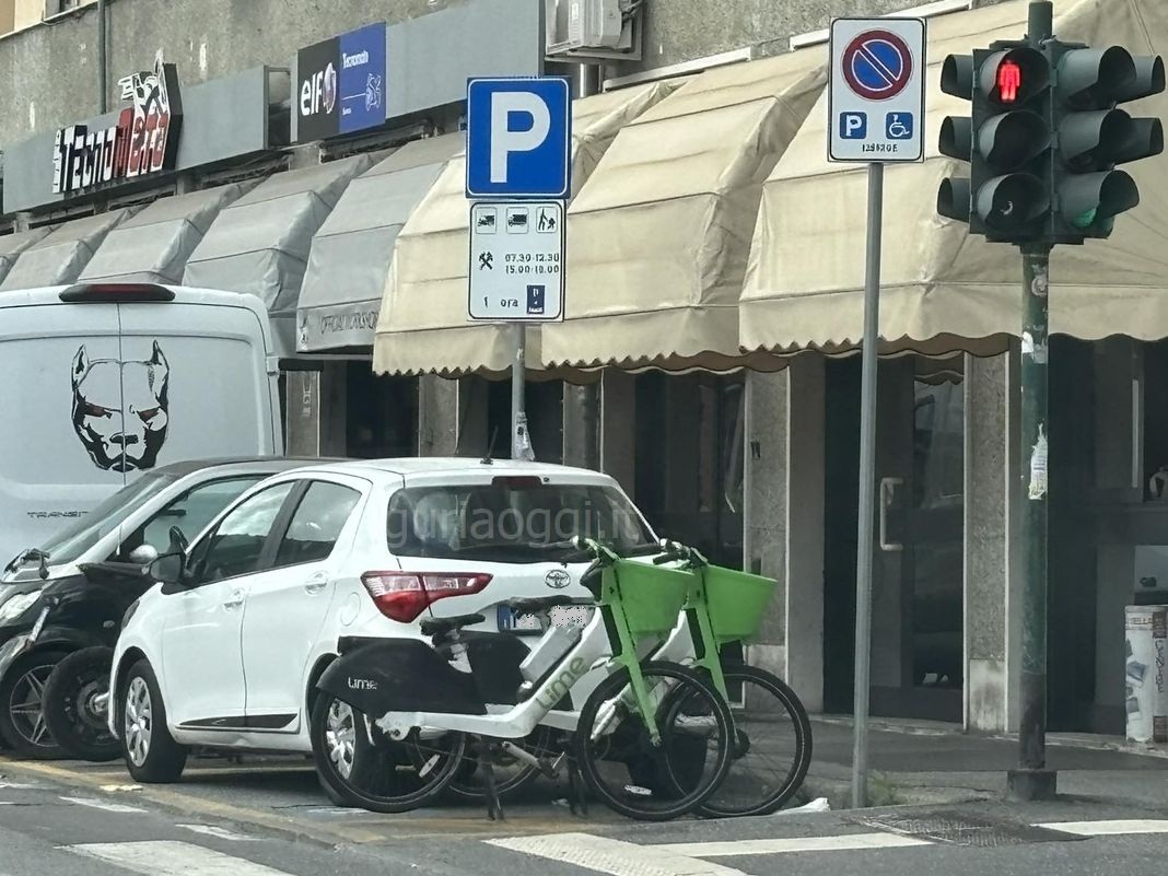 Genova, biciclette abbandonate anche sui posteggi per disabili a Marassi bicicletta posteggio disabili