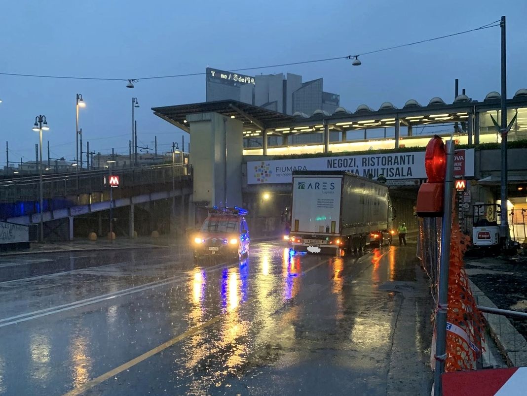 Genova, camion incastrato nel sottopasso di Borgo Incrociati camion incastrato Borgo Incrociati