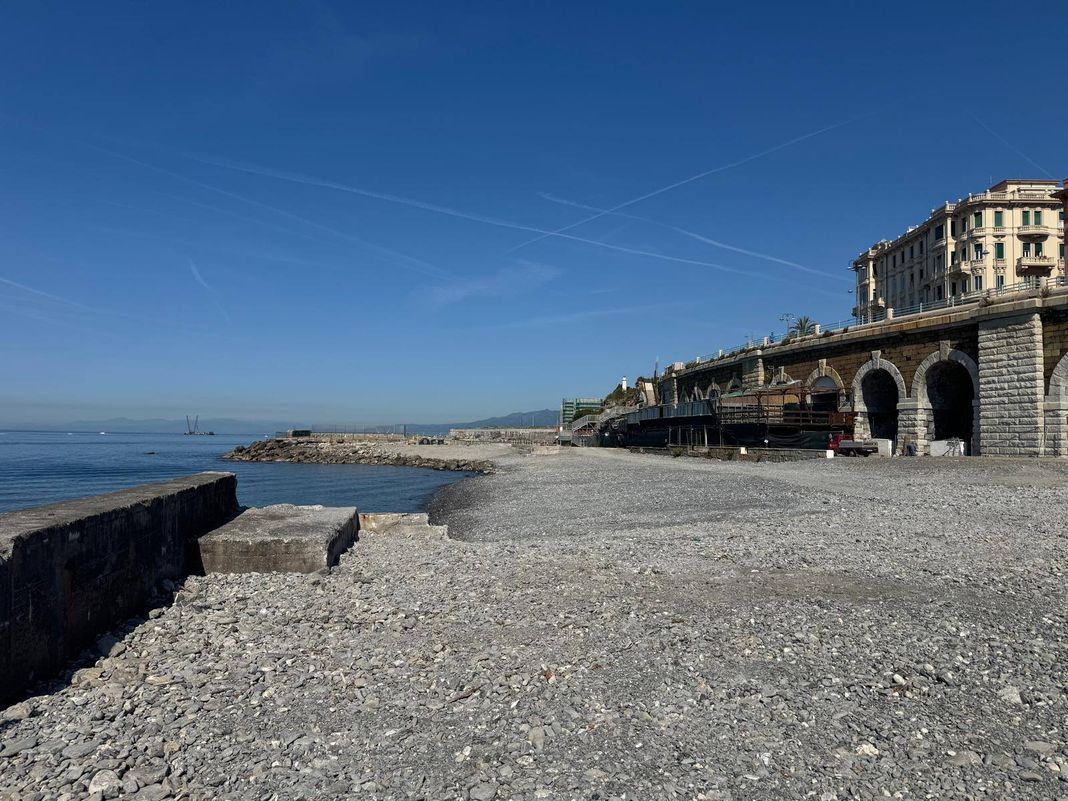 Genova, prosegue la preparazione delle spiagge, lavori a Voltri Capo Marina spiaggia Genova