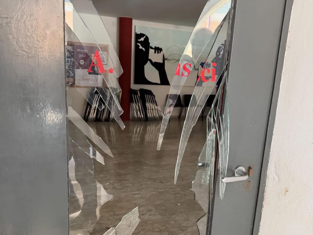 Chiavari, indagini per il nuovo atto vandalico contro la sede del PD chiavari vandalismo partito democratico
