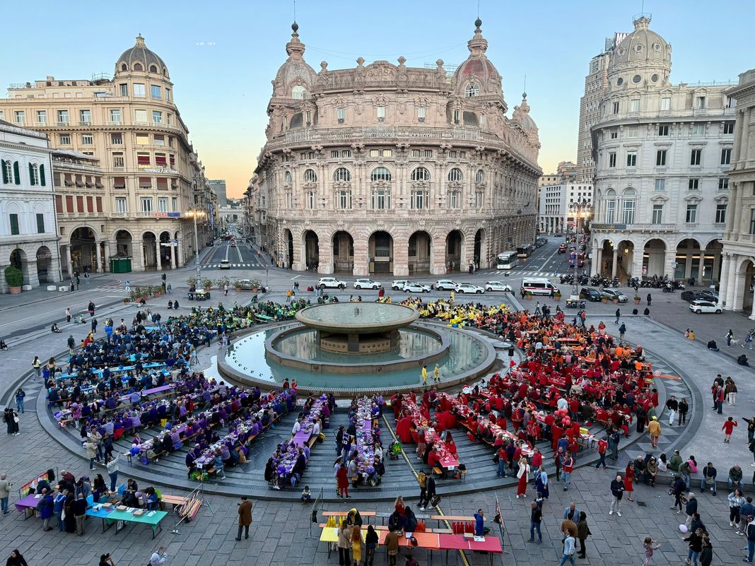 Genova, successo per la Colorata Cena che torna in piazza De Ferrari colorata cena genova