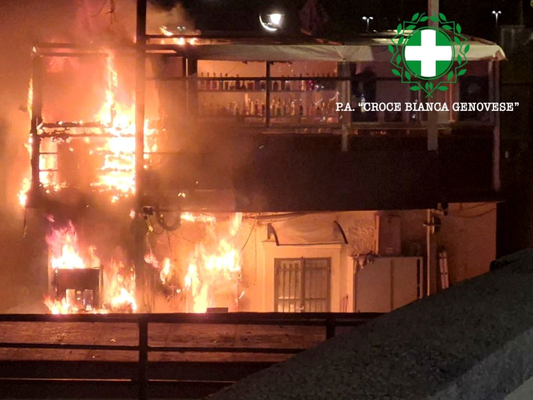 Genova, incendio in uno stabilimento balneare in corso Italia incendio corso italia genova