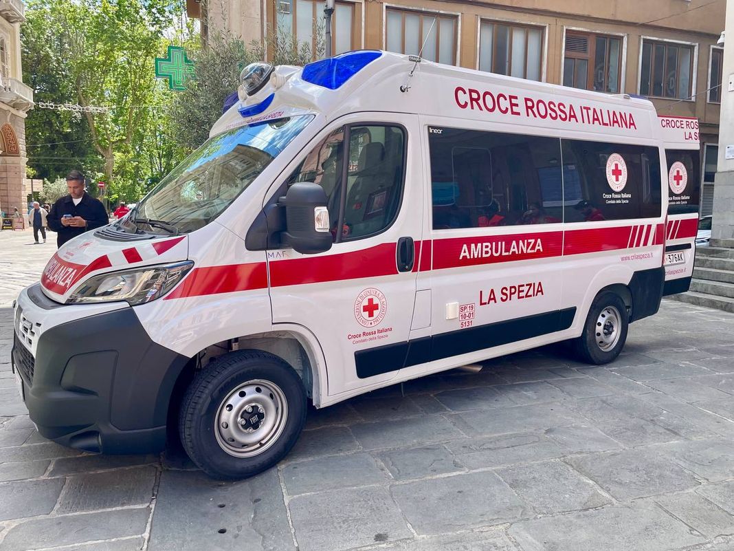 La Spezia, ragazzo muore sulla spiaggia di Cadimare ambulanza croce rossa la spezia