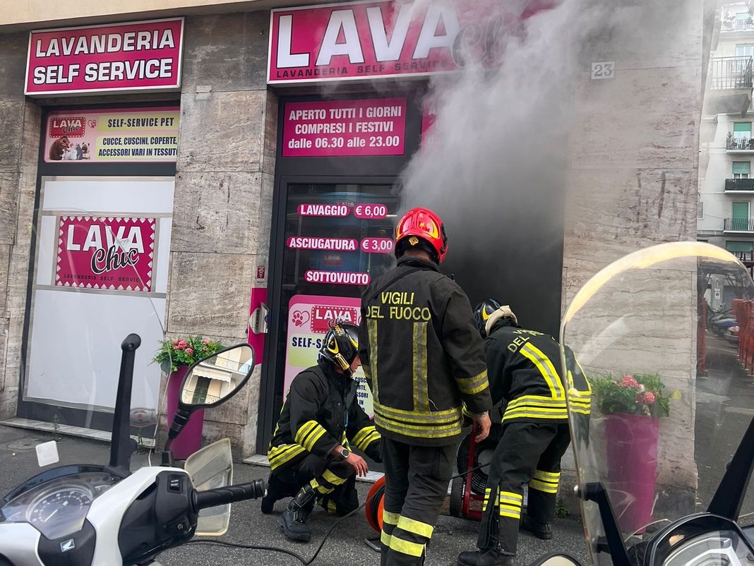 La Spezia, fiamme in una lavanderia, arrivano i vigili del fuoco incendio lavanderia la spezia