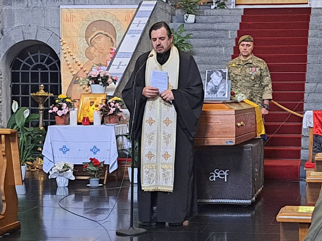 Genova, la comunità ucraina rende omaggio a Dmytro Miroshnichenko funerale soldato ucraino