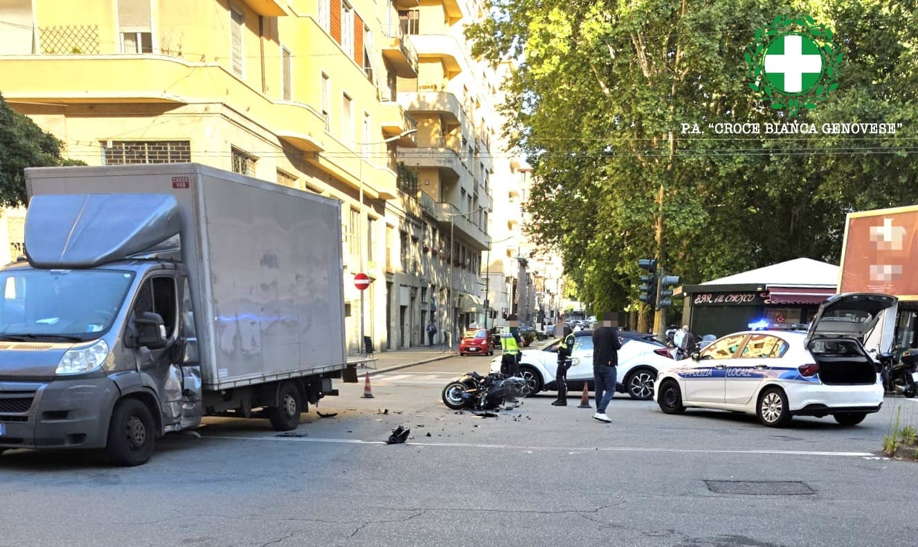 Genova, grave incidente in corso Torino, motociclista in codice rosso incidente corso torino 21 maggio 2026