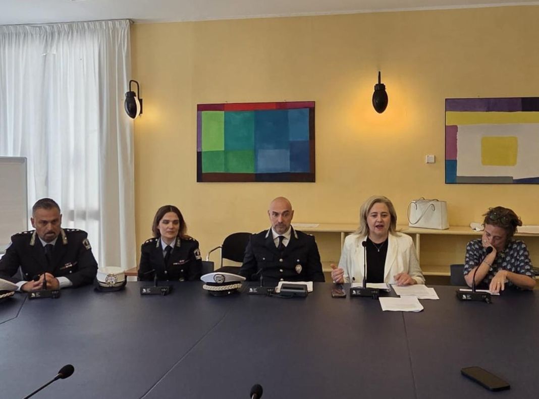 Genova, incontri nelle scuole per prevenire la violenza e abusi mascherona polizia locale, viscogliosi violenza scuole