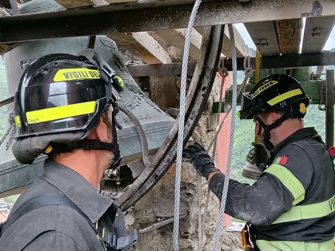 Molini di Triora, vigili del fuoco mettono in sicurezza il campanile colpito dal fulmine molini di triora campanile vigili fuoco