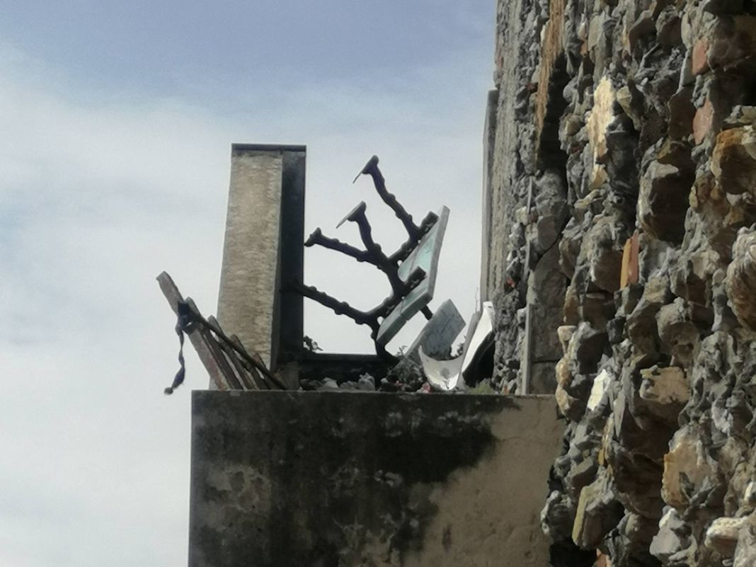 Nervi, ritrovate abbandonate le panchine sparite sulla passeggiata panchina abbandonata nervi genova