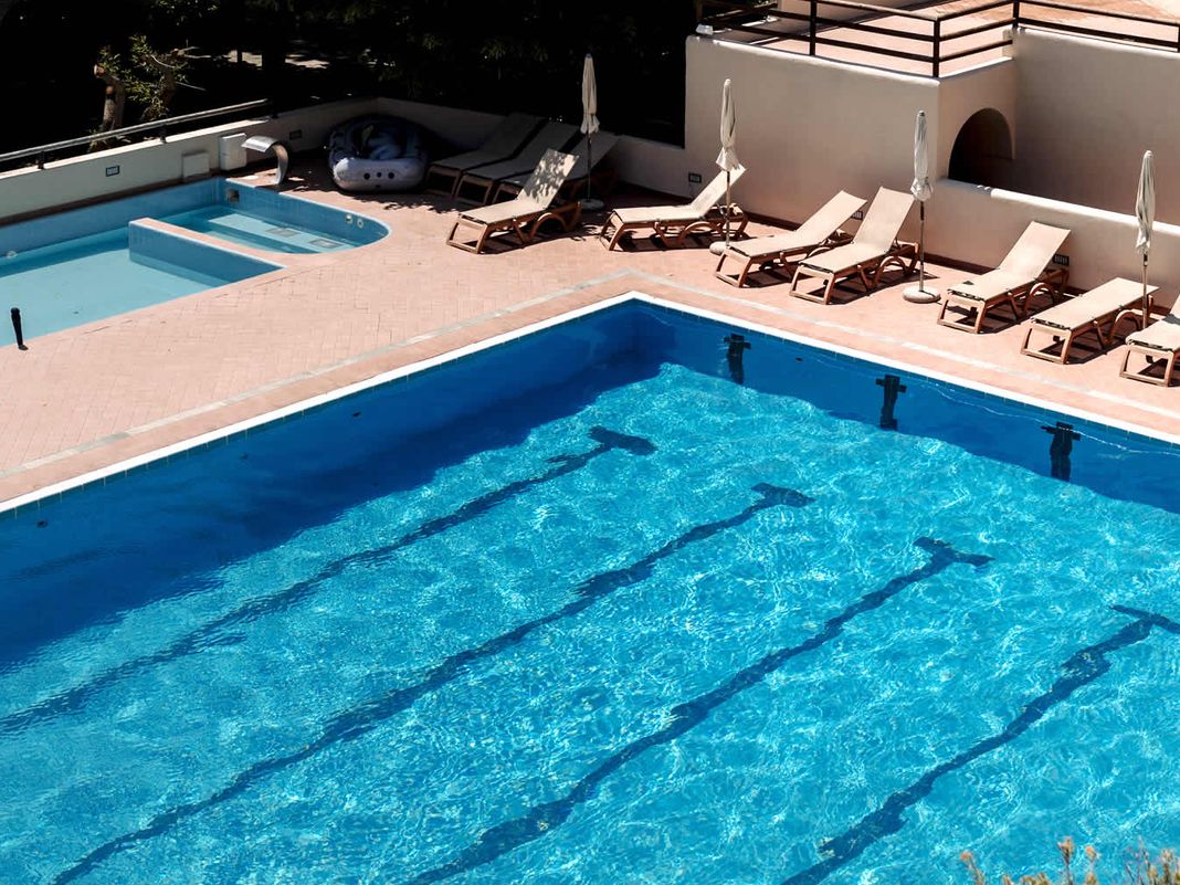 Finale Ligure, ragazzo di 15 anni muore nella piscina del campeggio piscina calvisio