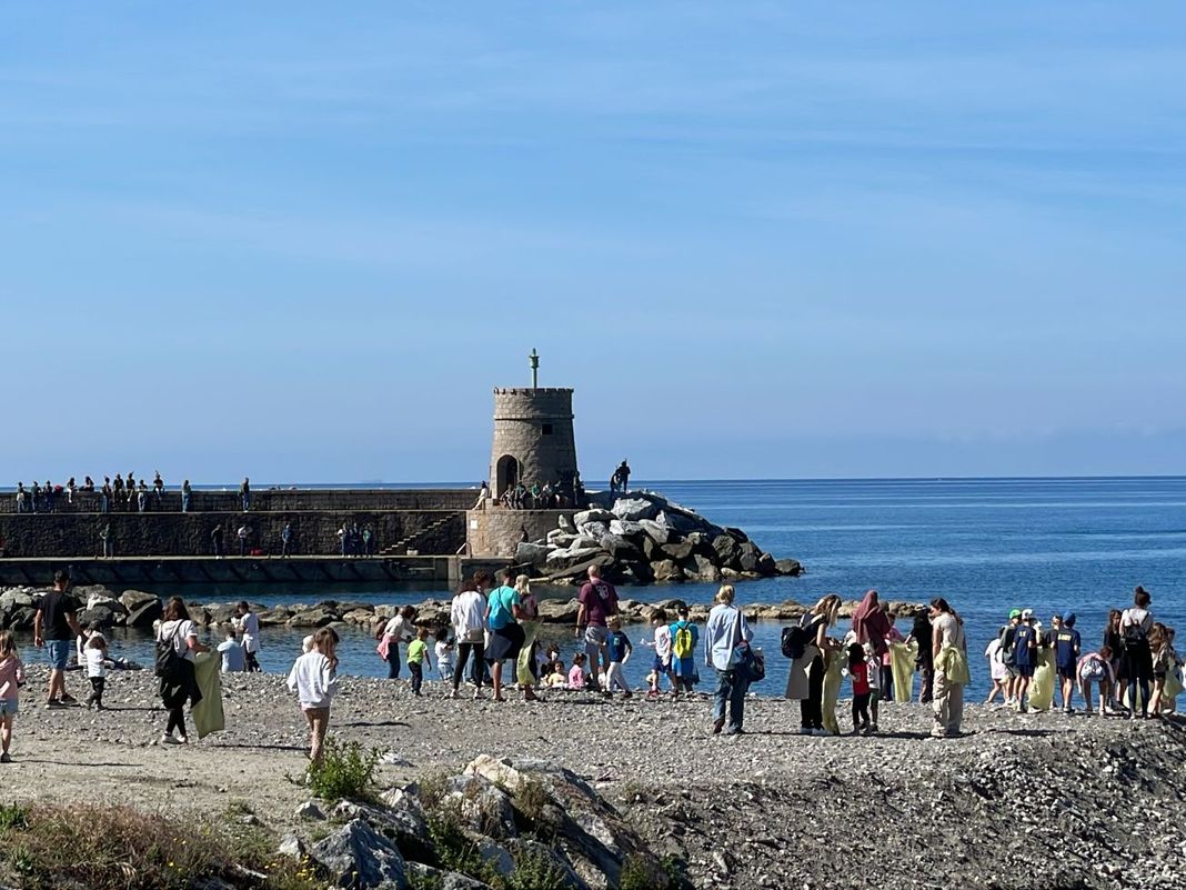 Recco, gli studenti delle scuole ripuliscono la spiaggia Recco pulizi spiaggia