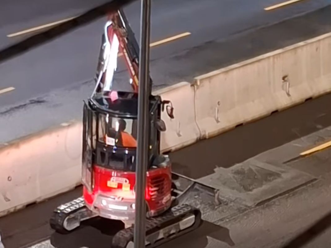 Genova, lavori in Lungomare Canepa, entro fine mese la viabilità definitiva ruspa lungomare canepa