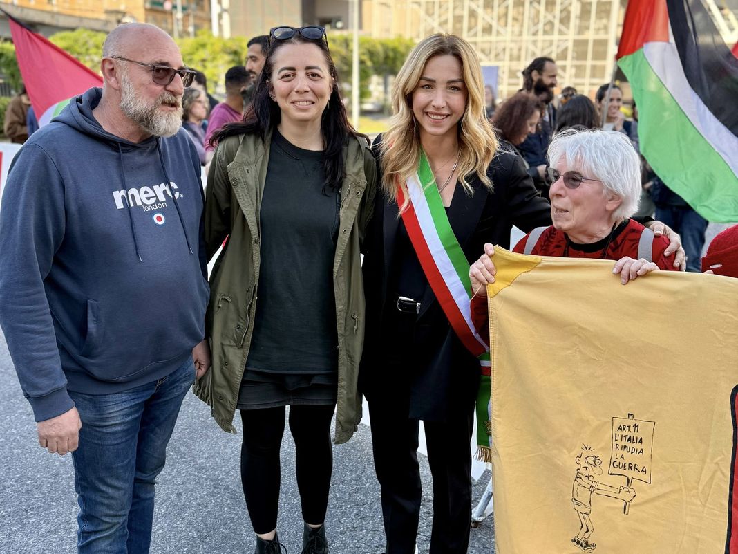 Genova, un migliaio di persone al corteo Pro-Pal in centro Silvia salis manifestazione