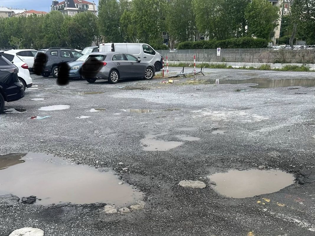 Savona, buche trasformate in stagni nel parcheggio di piazza del Popolo savona posteggio piazza popolo buche asfalto