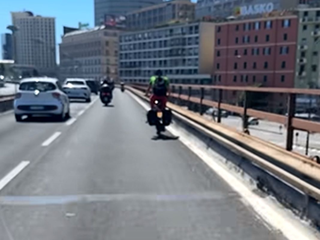 Genova, ancora un ciclista in bici in Sopraelevata sopraelevata aldo moro genova ciclista