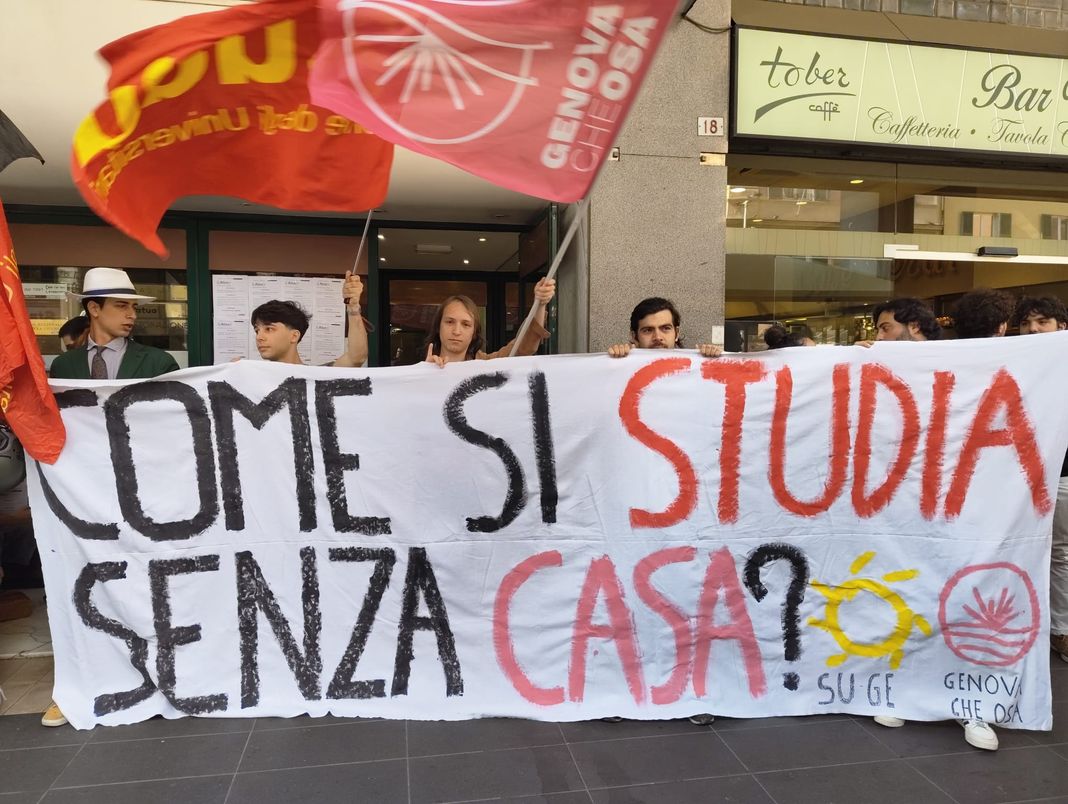 Case per Studenti, protesta davanti alla sede di Aliseo a Genova studenti protesta casa aliseo