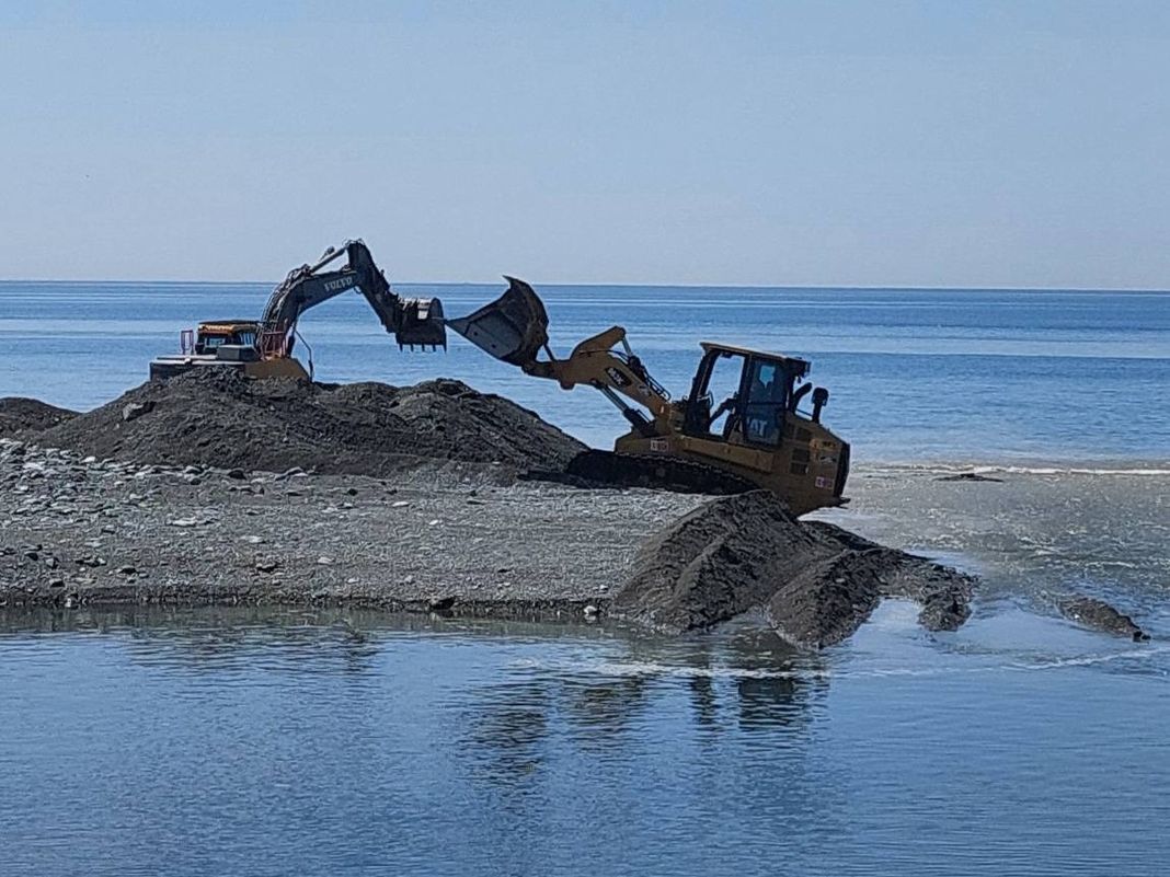 Voltri, ruspe al lavoro sulla spiaggia voltri ruspe spiaggia