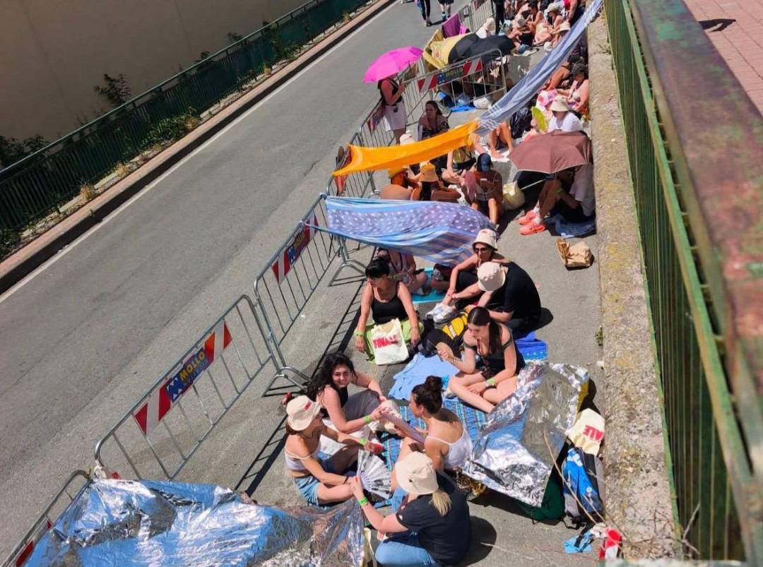 Genova, stasera il concerto di Olly al Ferraris: centinaia di fan in coda sotto il sole Fan in coda concerto Olly Ferraris