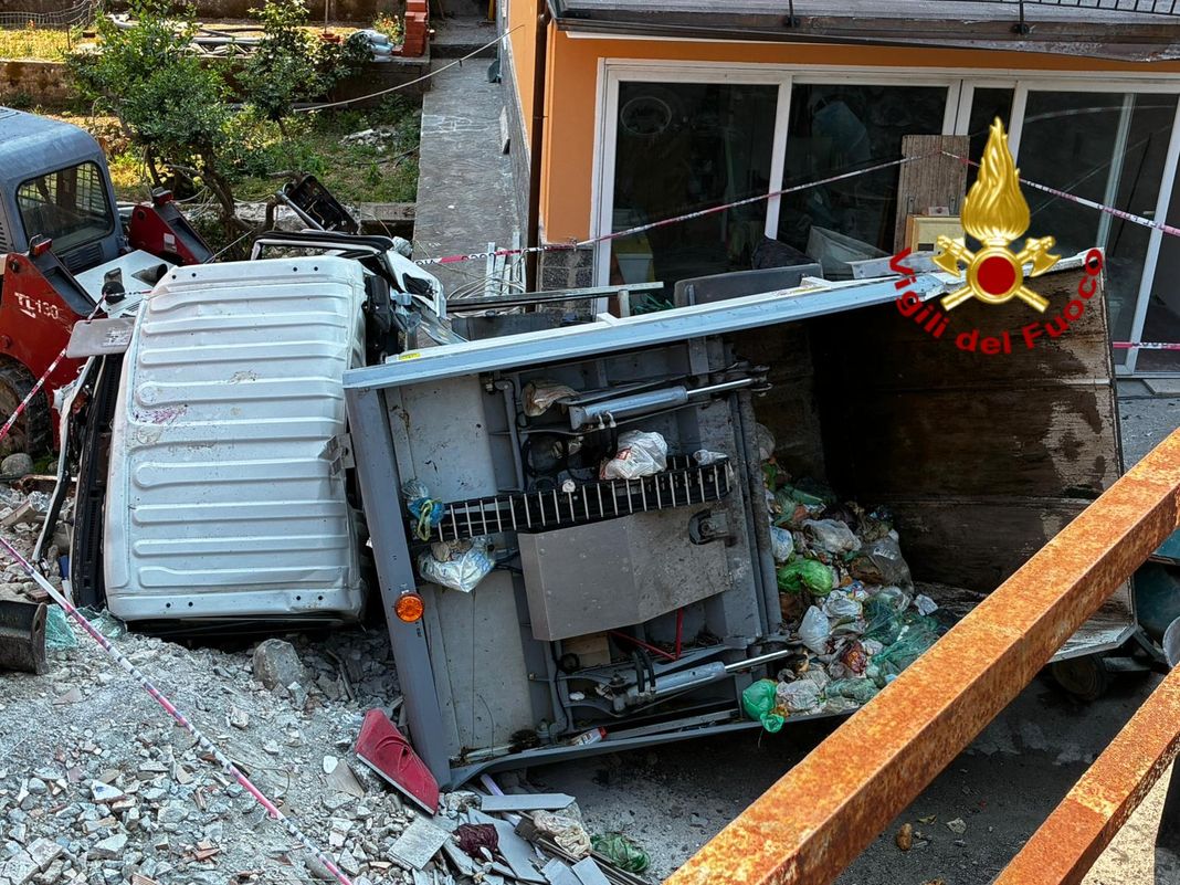 Casarza Ligure, camion sfonda ringhiera e precipita in un giardino incidente caarza ligure 29 giugno 2026