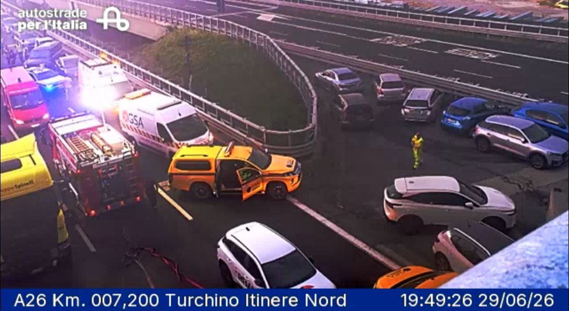 Autostrade, incendio in galleria in A26: soccorsi sul posto, traffico bloccato Incendio galleria A26