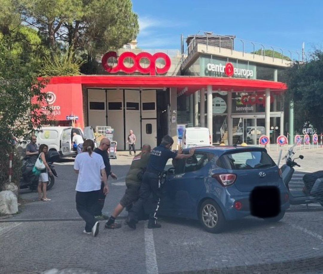 Quarto, cede una griglia alla Coop di corso Europa, auto sprofondata Macchina incidentata Coop Quarto