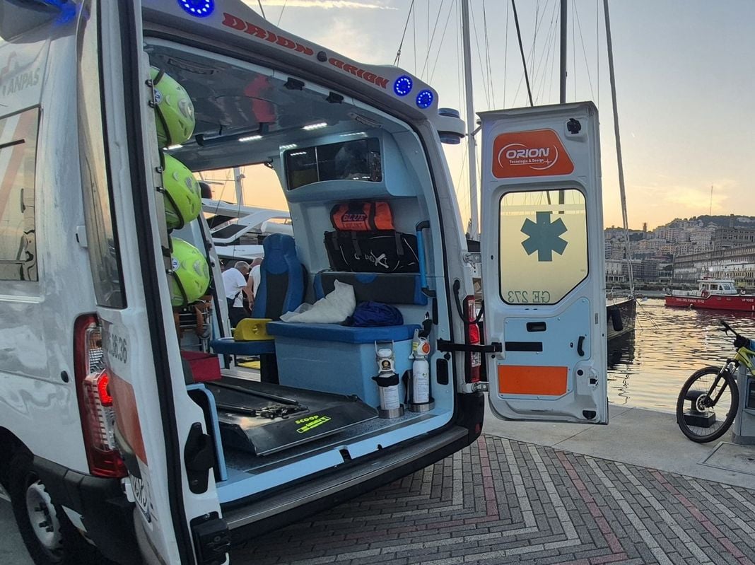 Genova, uomo ferito salvato in mare nella zona della Darsena ambulanza croce bianca darsena