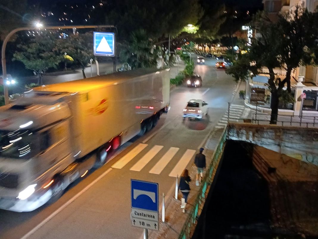 Arenzano, chiusure notturne dell’Autostrada e i Tir si riversano sull’Aurelia arenzano tir su aurelia