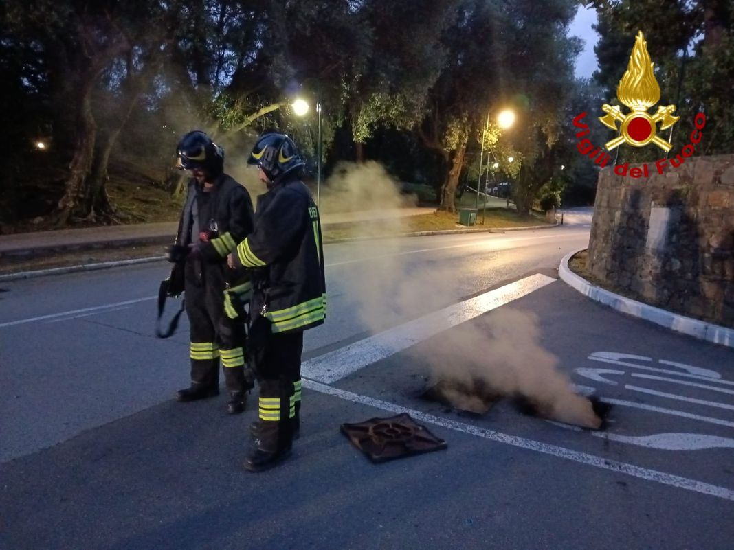 Arenzano, fuga di gas alla Pineta, esplode un tombino Arenzano tombino esploso