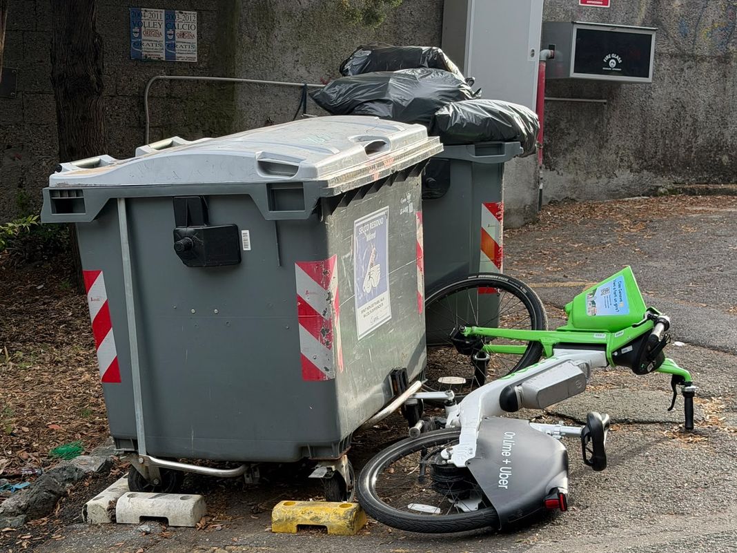 Genova, anche a Castelletto bicicletta del bike-sharing tra i rifiuti bicicletta abbandonata castelletto