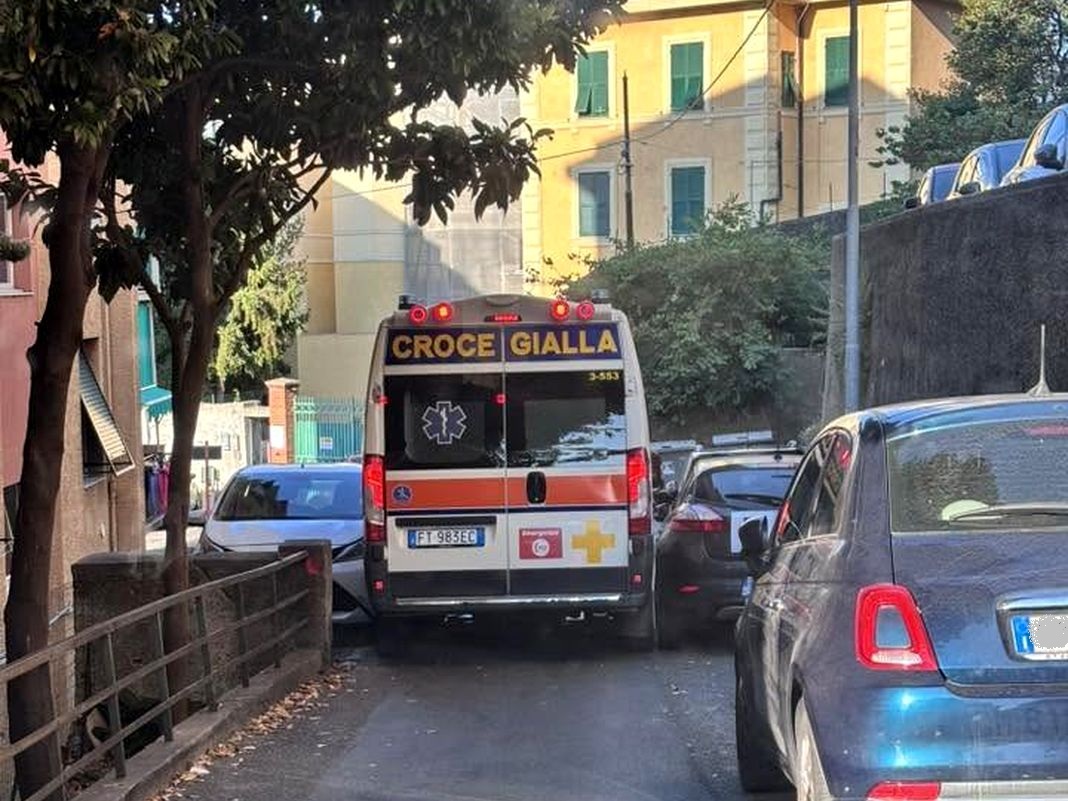Borgoratti, ambulanza bloccata in via Copernico ambulanza bloccata borgoratti via copernico
