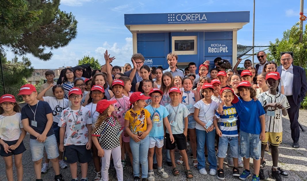 Prà, inaugurato al Circolo Pianacci il nuovo compattatore Recopet Cep Pianacci eco compattatore