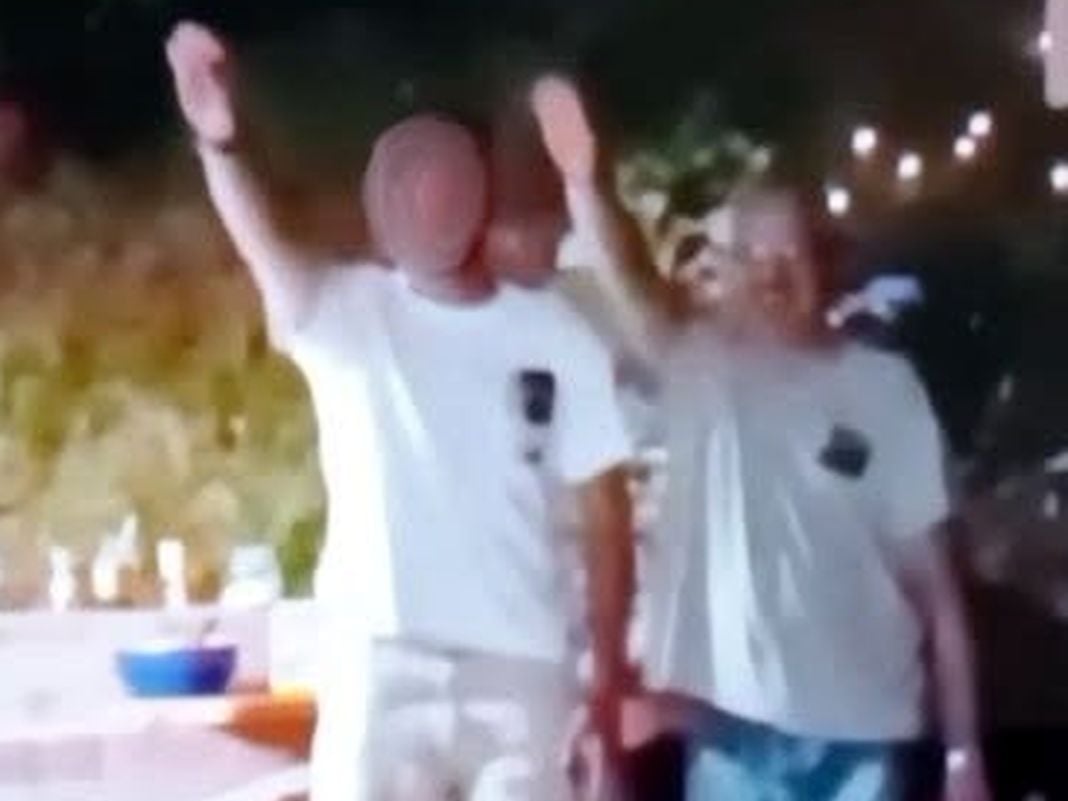 Stella, dimissioni per il vice sindaco ripreso a fare il saluto romano giovinezza vice sindaco stella saluto romano