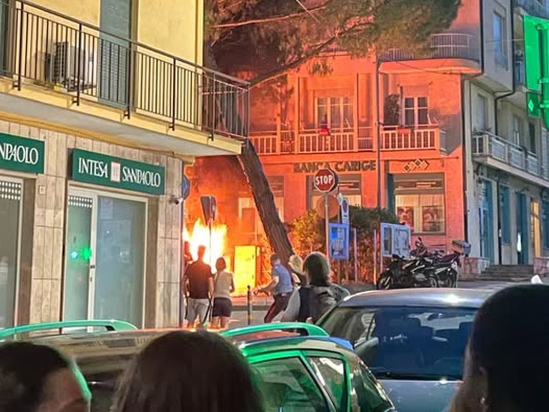 Arenzano, auto in fiamme in pieno centro incendio arenzano 15 giugno 2026