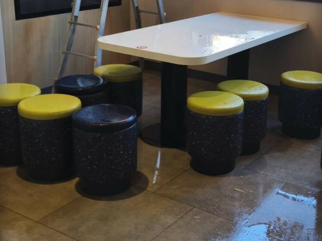 La Spezia, liquami dal soffitto su una famiglia, fast food chiuso mcdonald la spezia