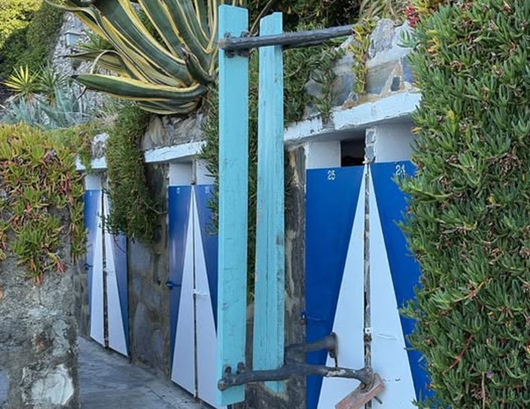 Nervi, panchina lanciata dalla passeggiata nello stabilimento balneare Bagni Medusa panchina lanciata