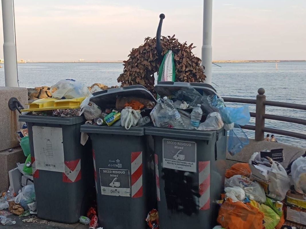 Pegli, il monumento ai Caduti sommerso di spazzatura Pegli monumento ai caduti spazzatura