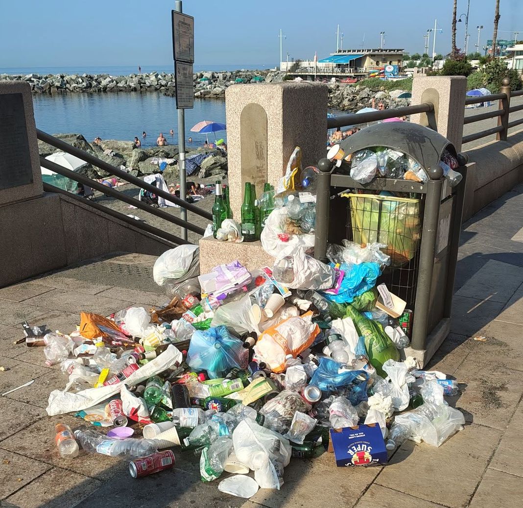 Pegli spazzatura lungomare spiagge