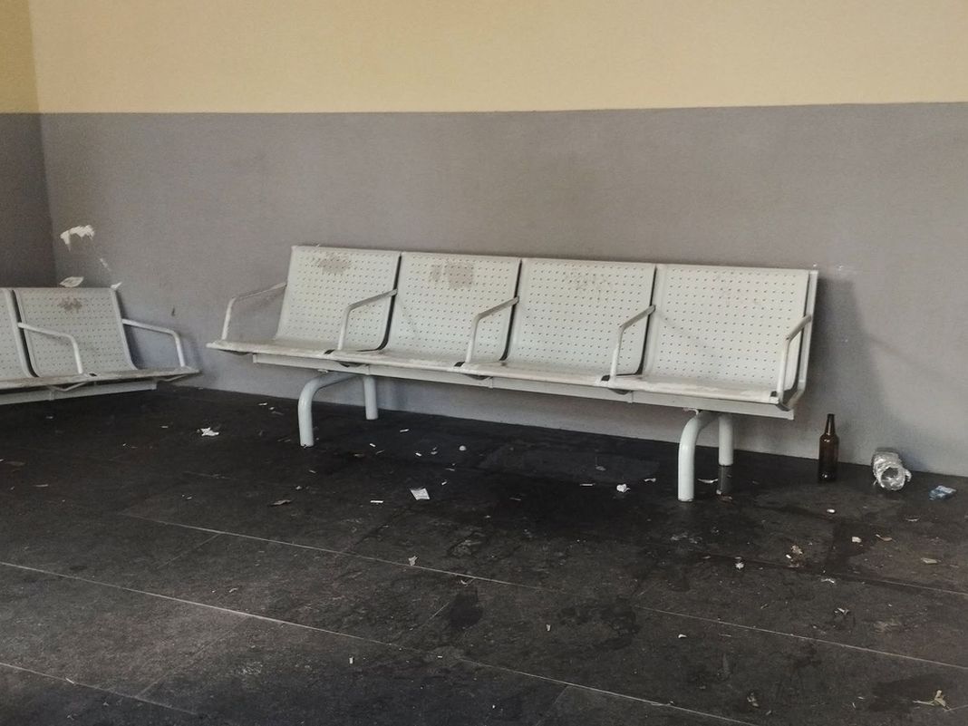 Pegli, sala d’aspetto della stazione ormai regno del degrado? pegli sala aspetto stazione
