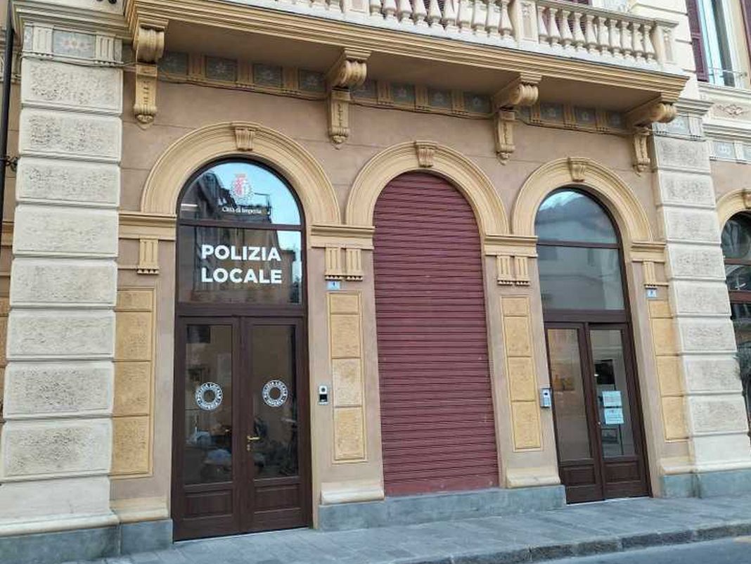 Imperia, sorpreso su uno scooter rubato, denunciato polizia locale imperia