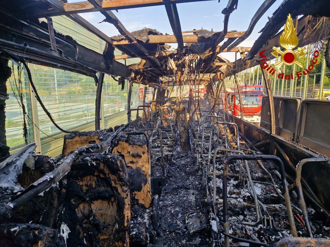 Pullman in fiamme sull’Autostrada A12, salvi i passeggeri Pullman in fiamme a1221 giugno 2026
