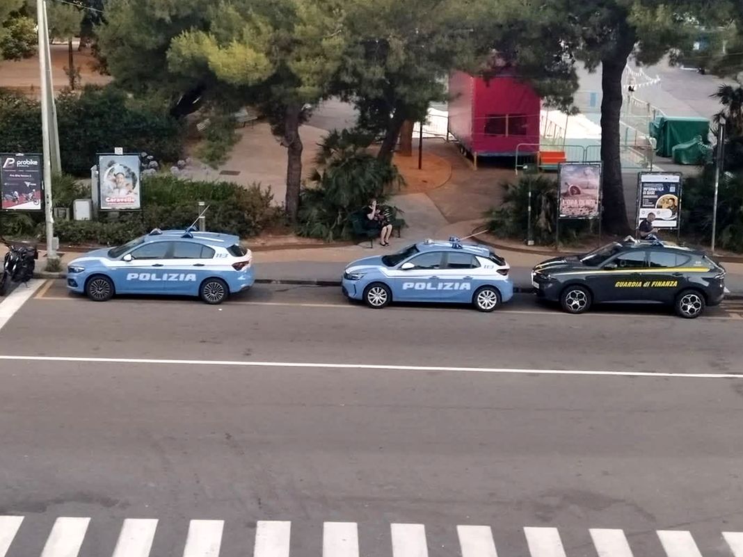 Genova, dopo il pestaggio, a Quinto arriva il presidio fisso ma restano le polemiche quinto auto polizia presidio