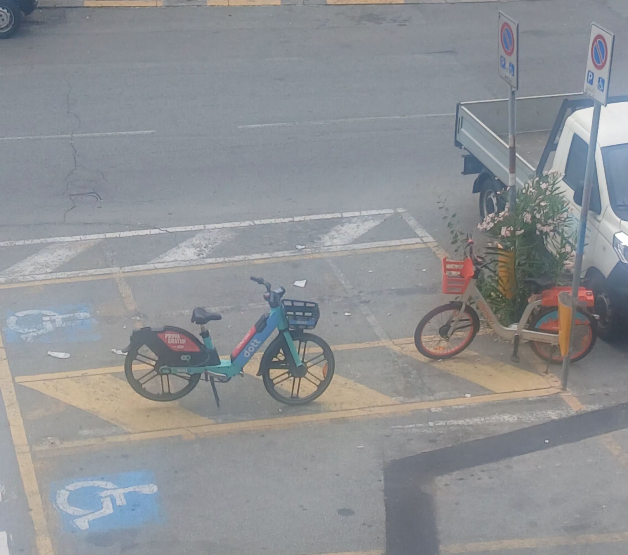 San Teodoro, bici elettriche abbandonate sui posti per disabili biciclette abbandonate San Teodoro posteggio disabili