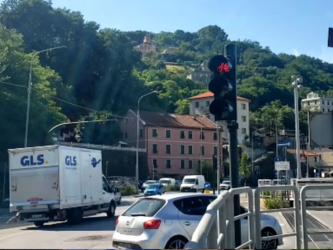 Genova, traffico caotico in Valpolcevera, proteste contro semafori per ciclisti semaforo via polonio